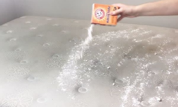 Baking soda giúp làm sạch nấm mốc trên nệm cao su hiệu quả